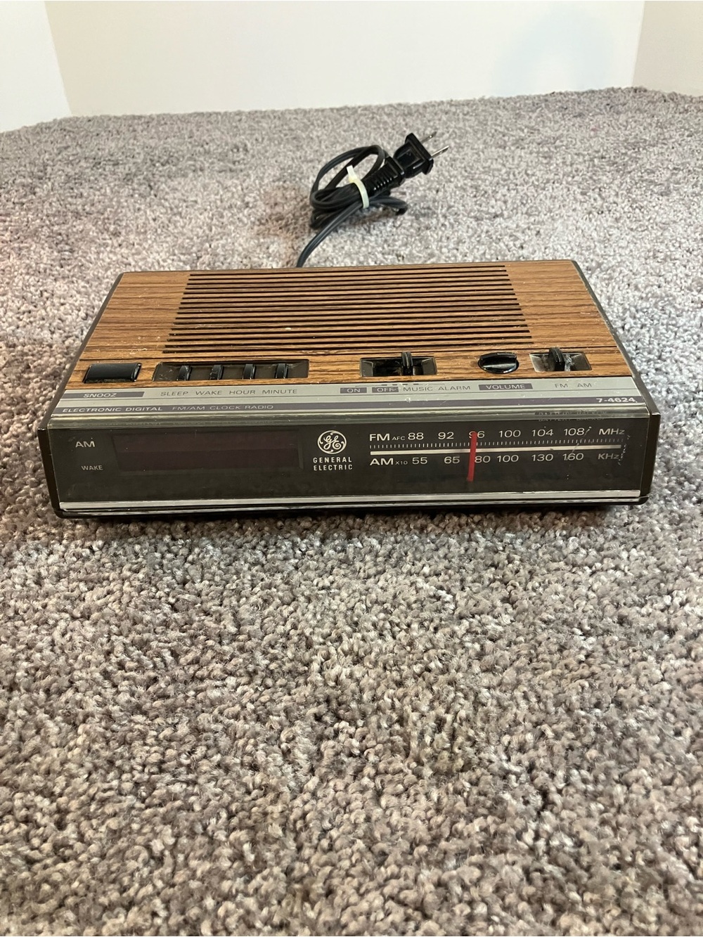 General Electric 7-4624B Woodgrain Digital AM/FM Clock Radio Tested, Works